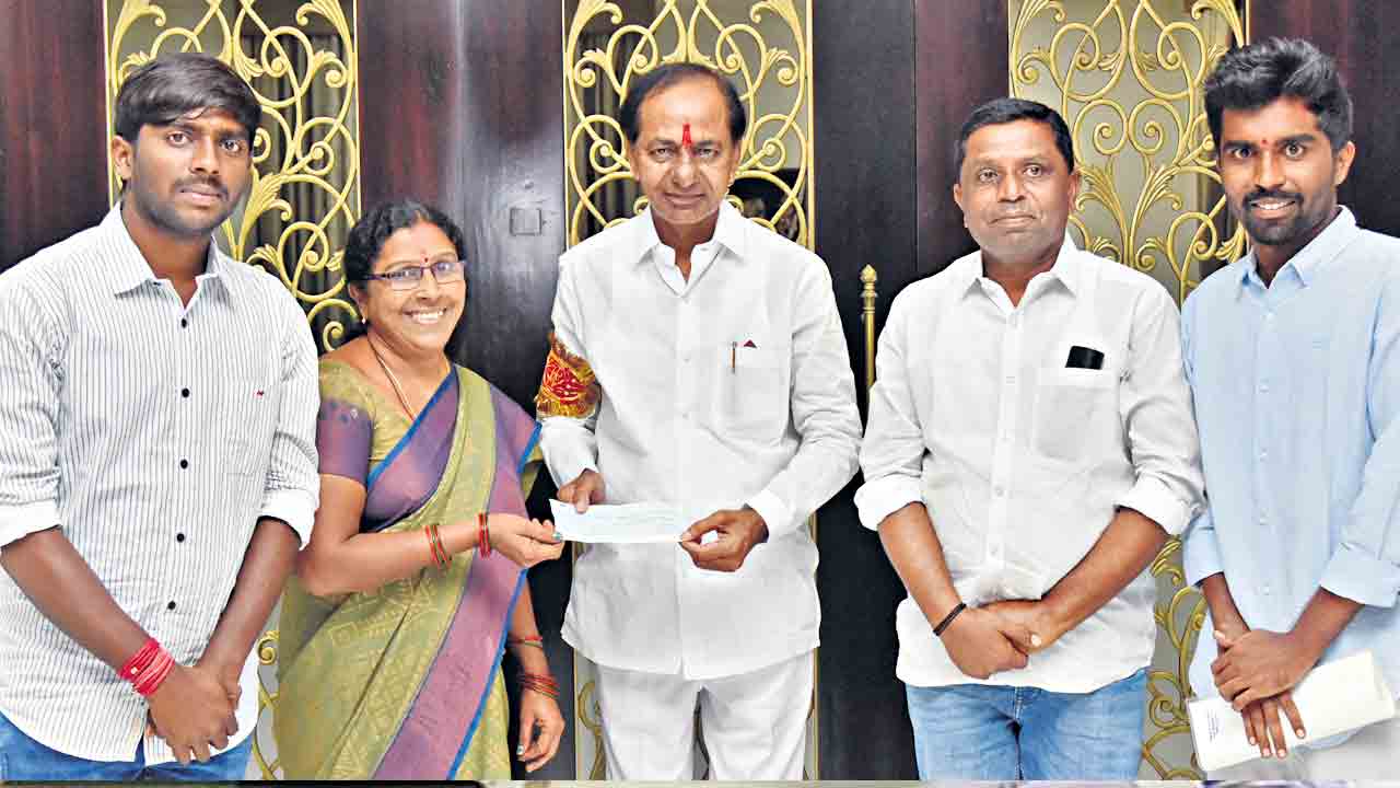 ముఖ్రా (కే) విరాళం..