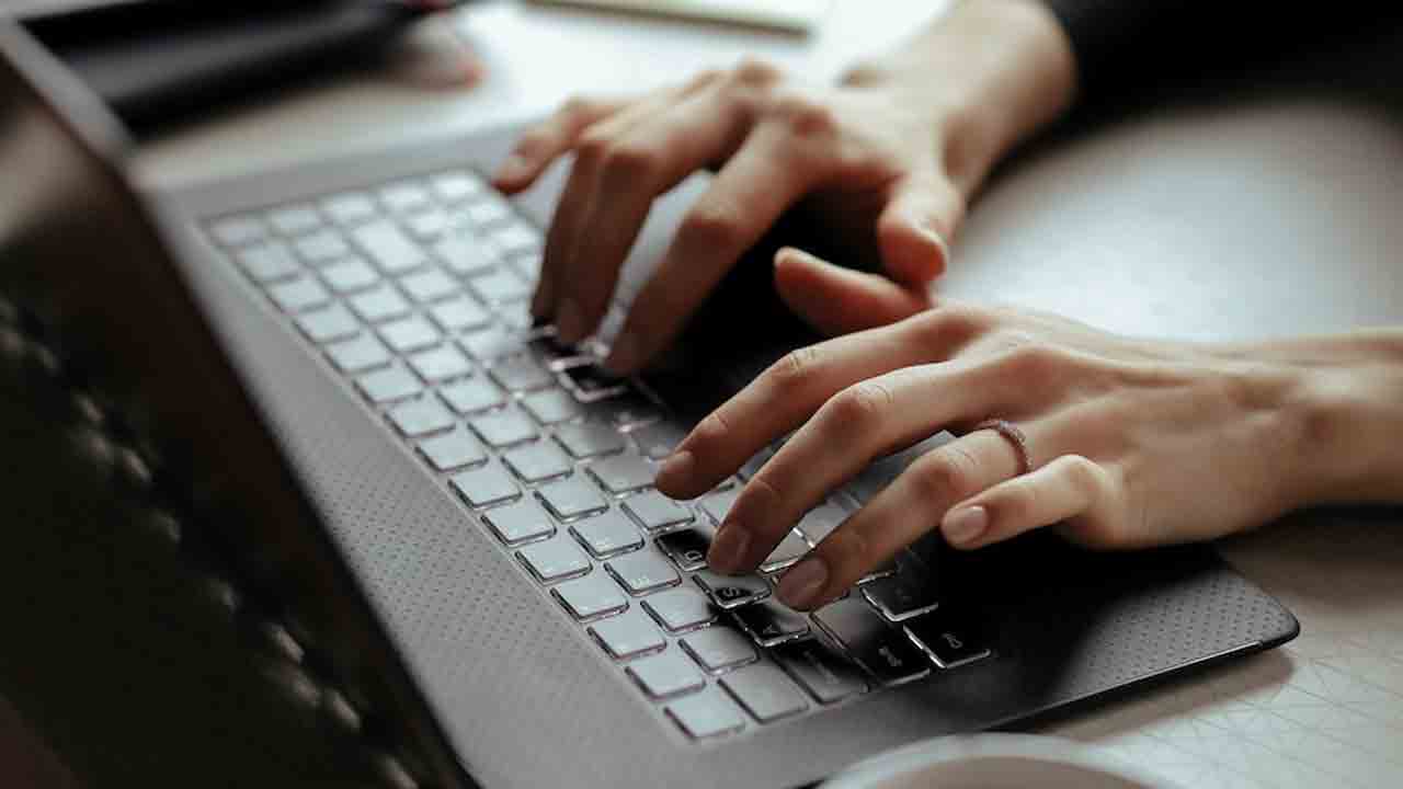 వెబ్‌సైట్‌లో ఏఈ హాల్‌టికెట్లు