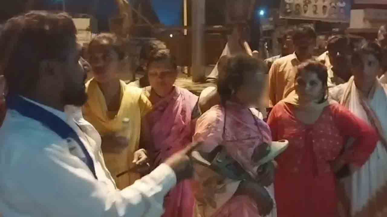 చెప్పుల దండతో మహిళ ఊరేగింపు