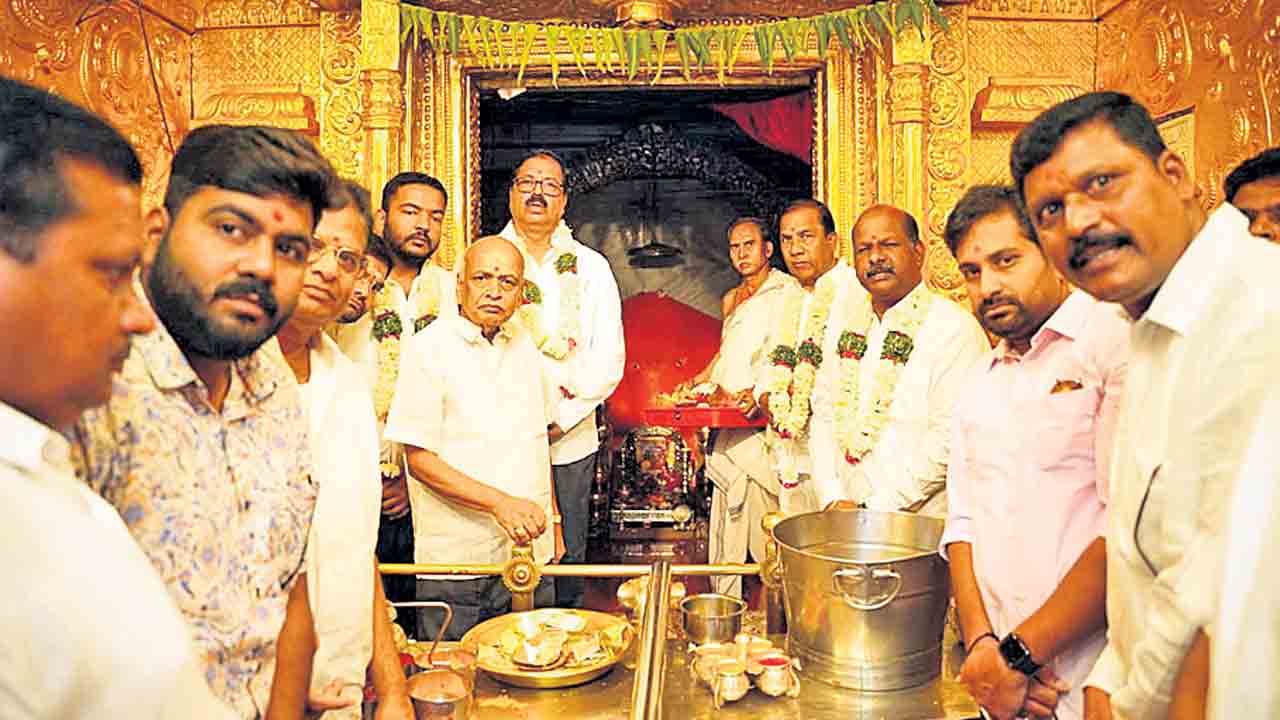 ఆశీర్వ‌దించండి..