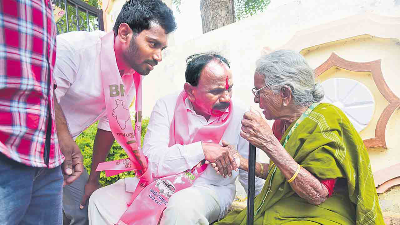 ప‌ల్లెప‌ల్లెనా.. ప్ర‌చార హోరు..