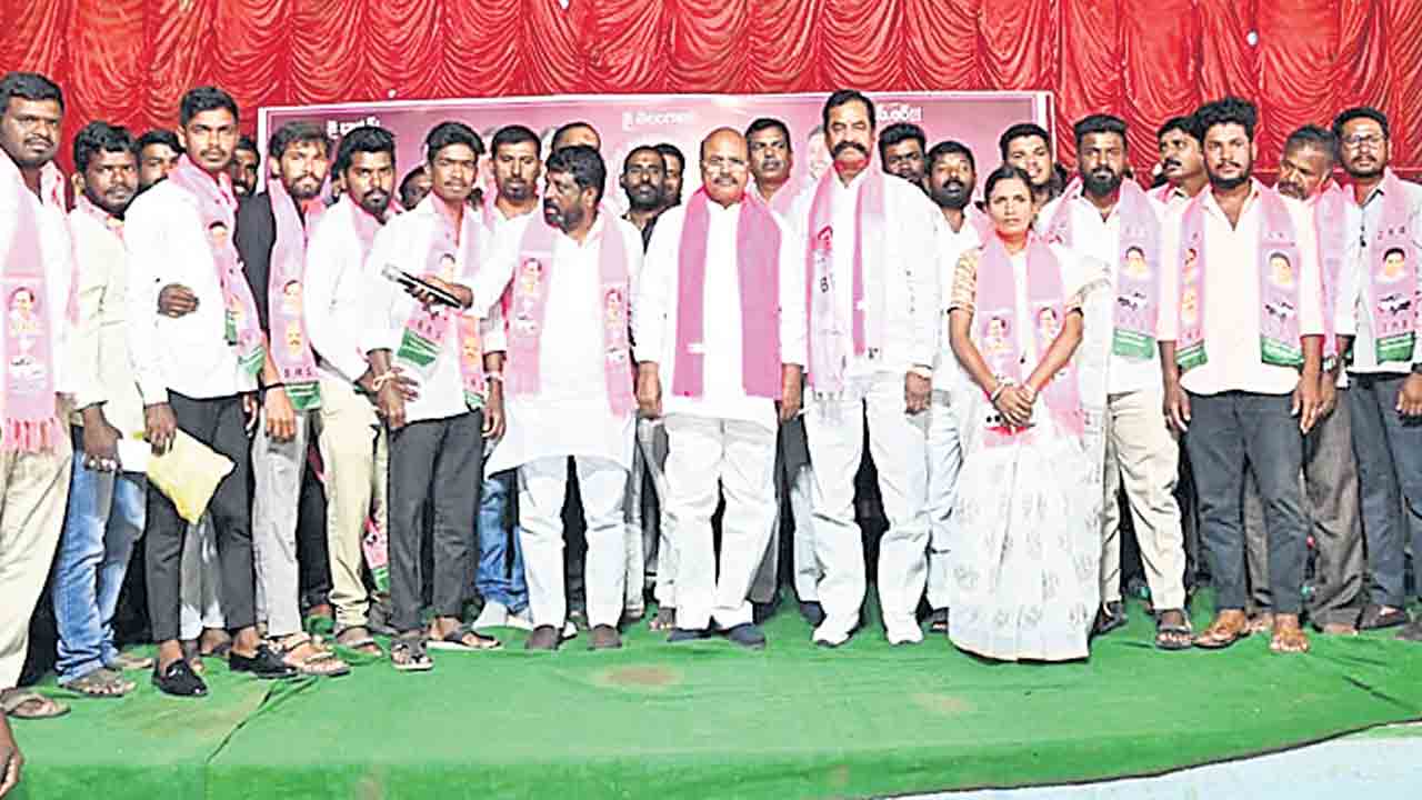 ఊరూరా.చేరిక‌ల జోరు..