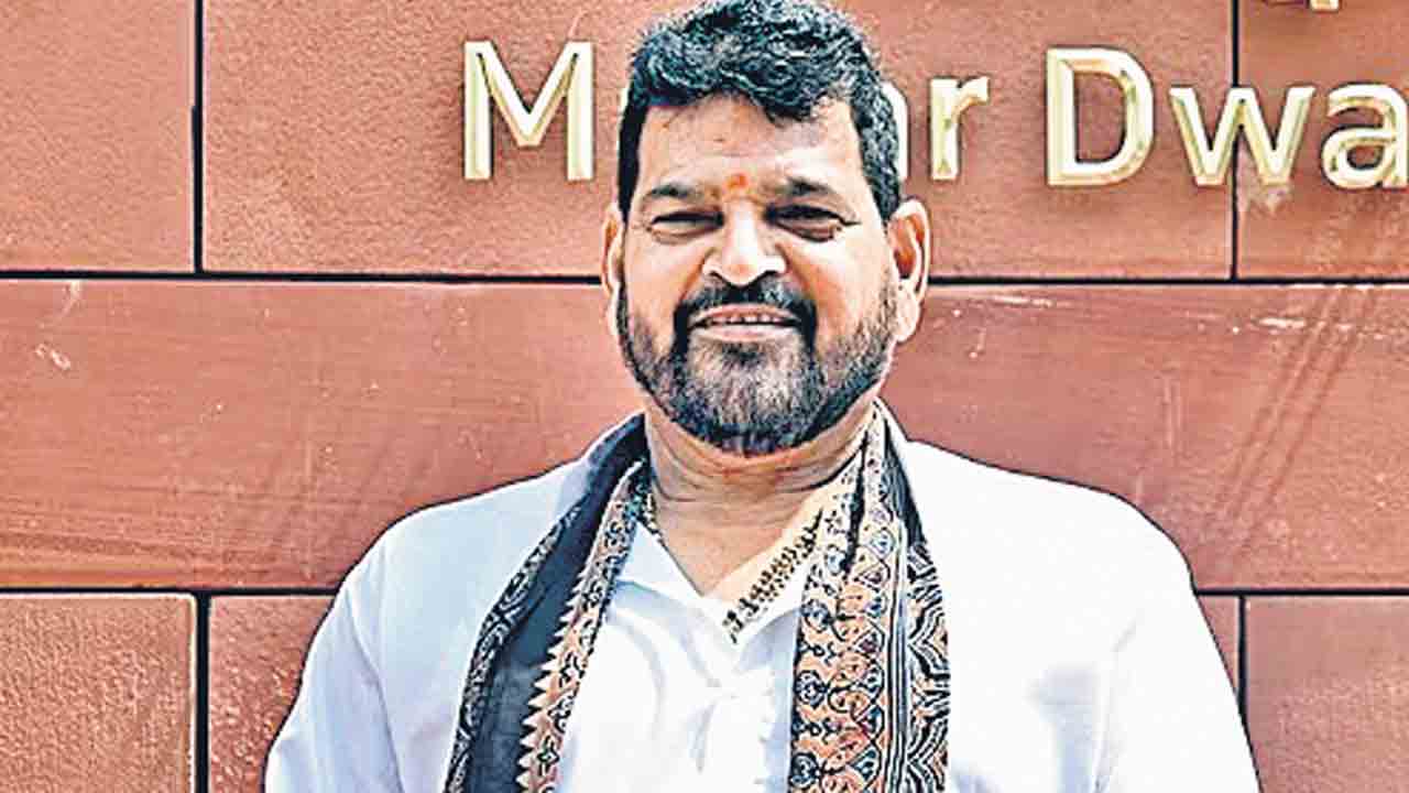 చెయ్యి పట్టుకోలే.. నాడి చూసిన