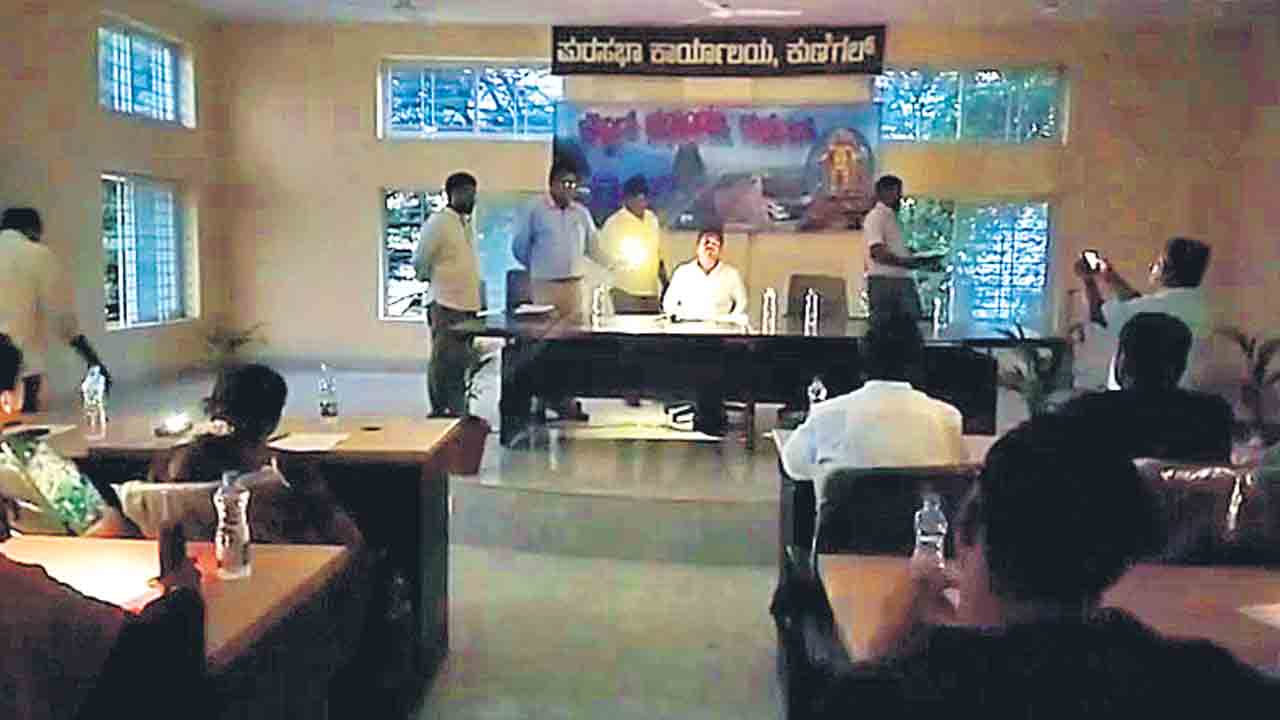 Congress | 5 గంటల కరెంటిస్తం.. పండుగ చేస్కోండి!.. కర్ణాటక స్కాంగ్రెస్ ఘనమైన ప్రకటన