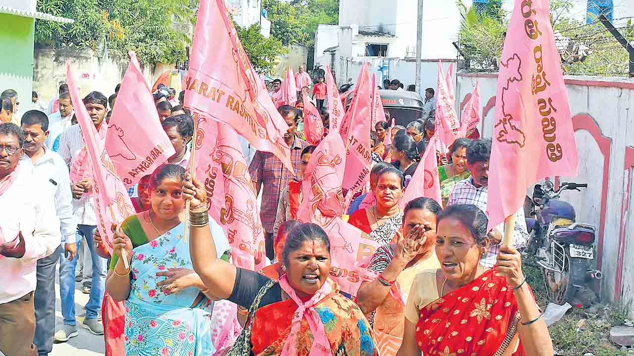 సకల జనులూ.. బీఆర్‌ఎస్‌ వైపే..