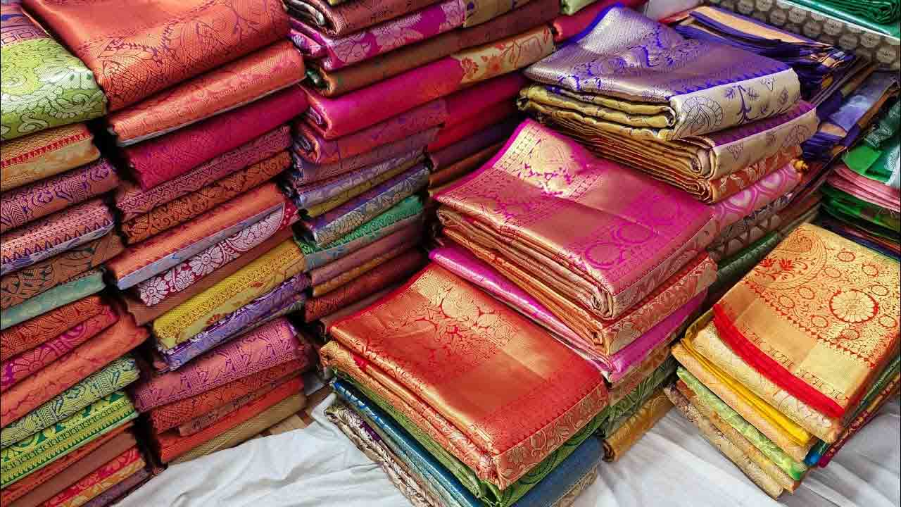 అక్రమంగా డంప్‌ చేస్తున్న.. రూ.2.25 కోట్ల పట్టువస్ర్తాలు సీజ్‌