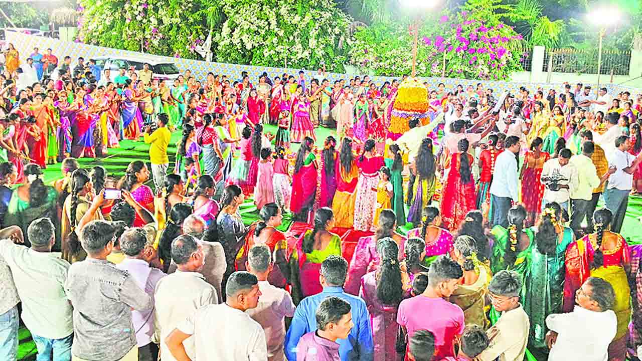 బ‌తుక‌మ్మ‌ల కోలాహ‌లం