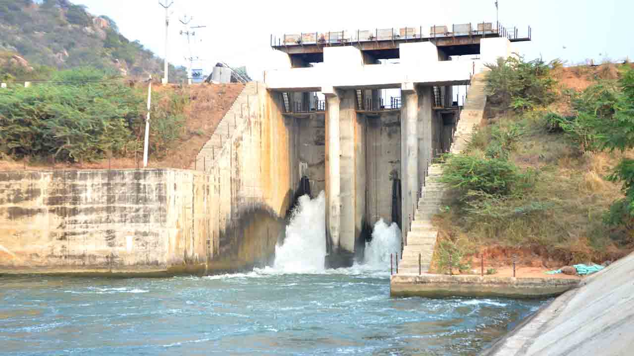 వ‌ర‌ప్ర‌దాయిని..