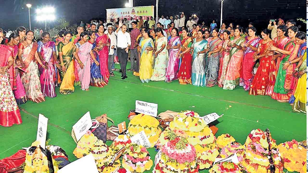 బతుకమ్మ బతుకమ్మ ఉయ్యాలో..