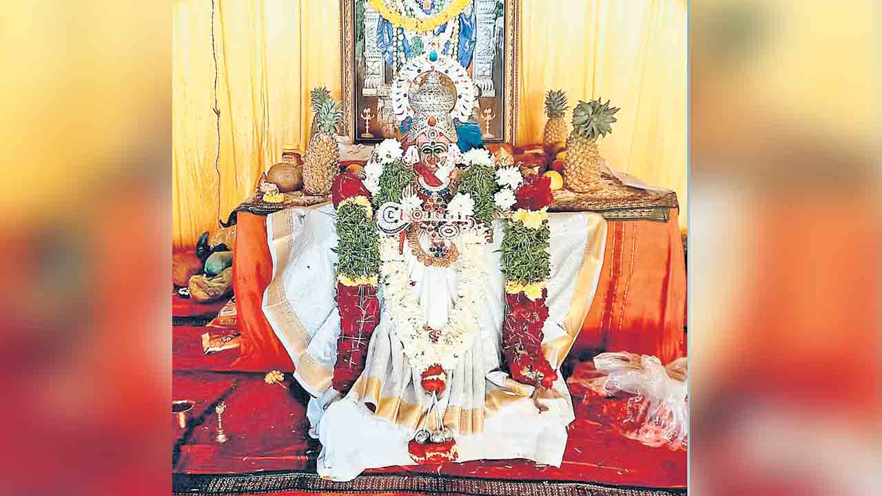 సరస్వతీదేవీ అవతారంలో అమ్మవారు