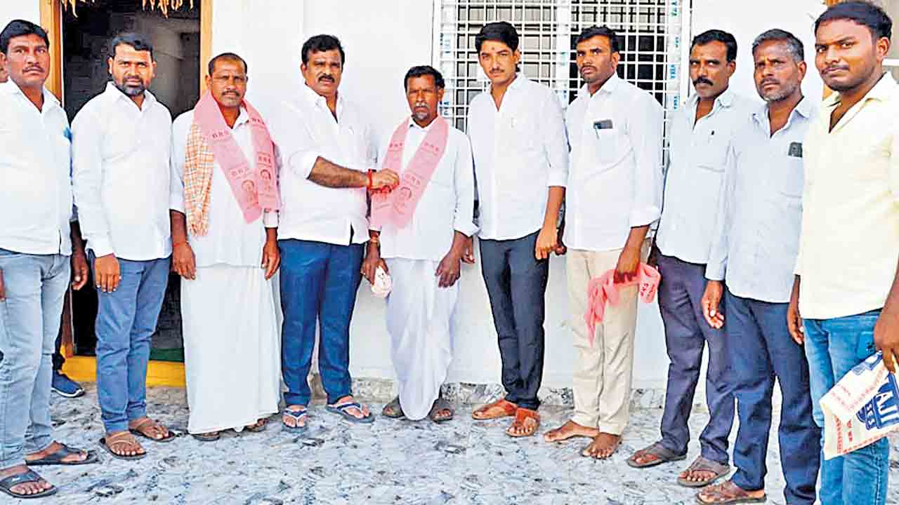 కారెక్కుతున్న కాంగ్రెస్‌ నేతలు