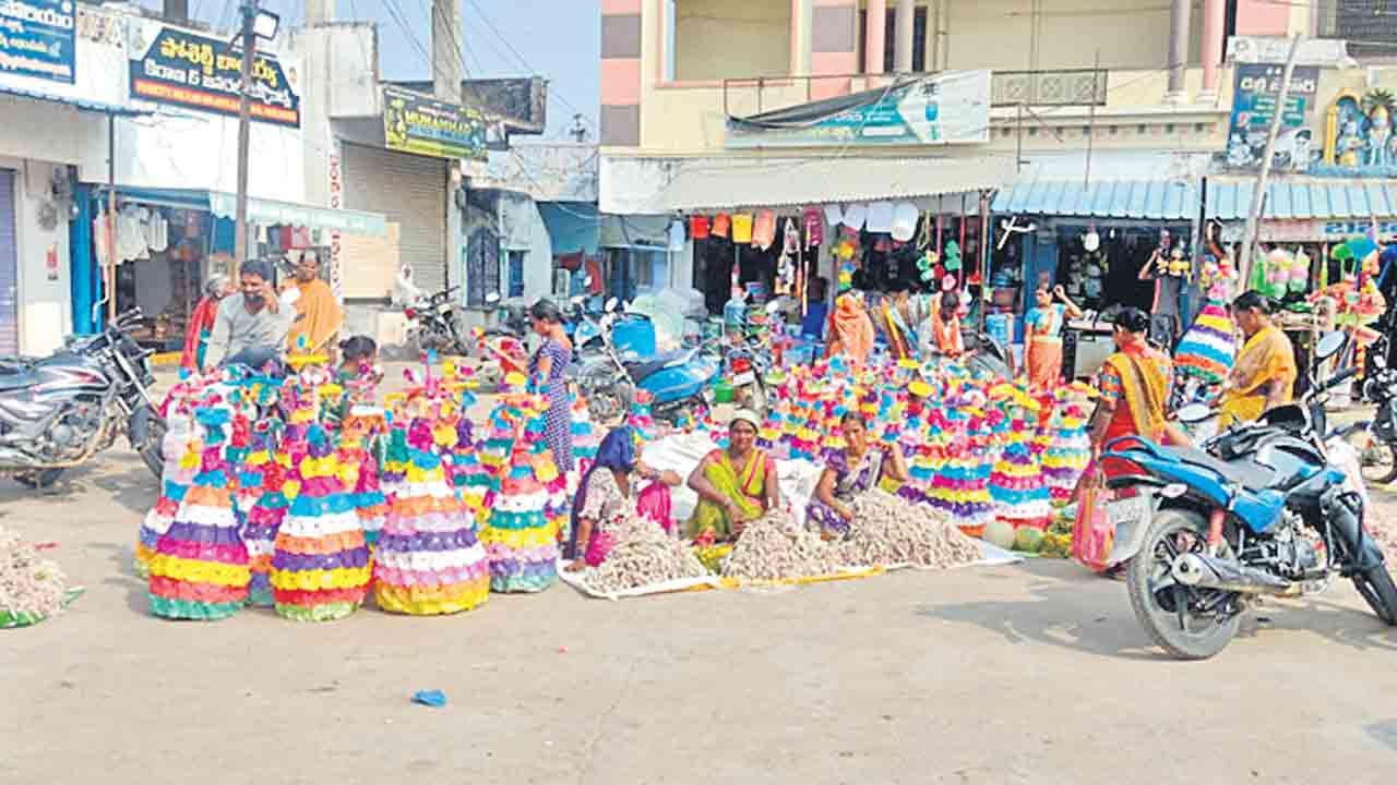 సద్దుల బతుకమ్మకు ఏర్పాట్లు పూర్తి