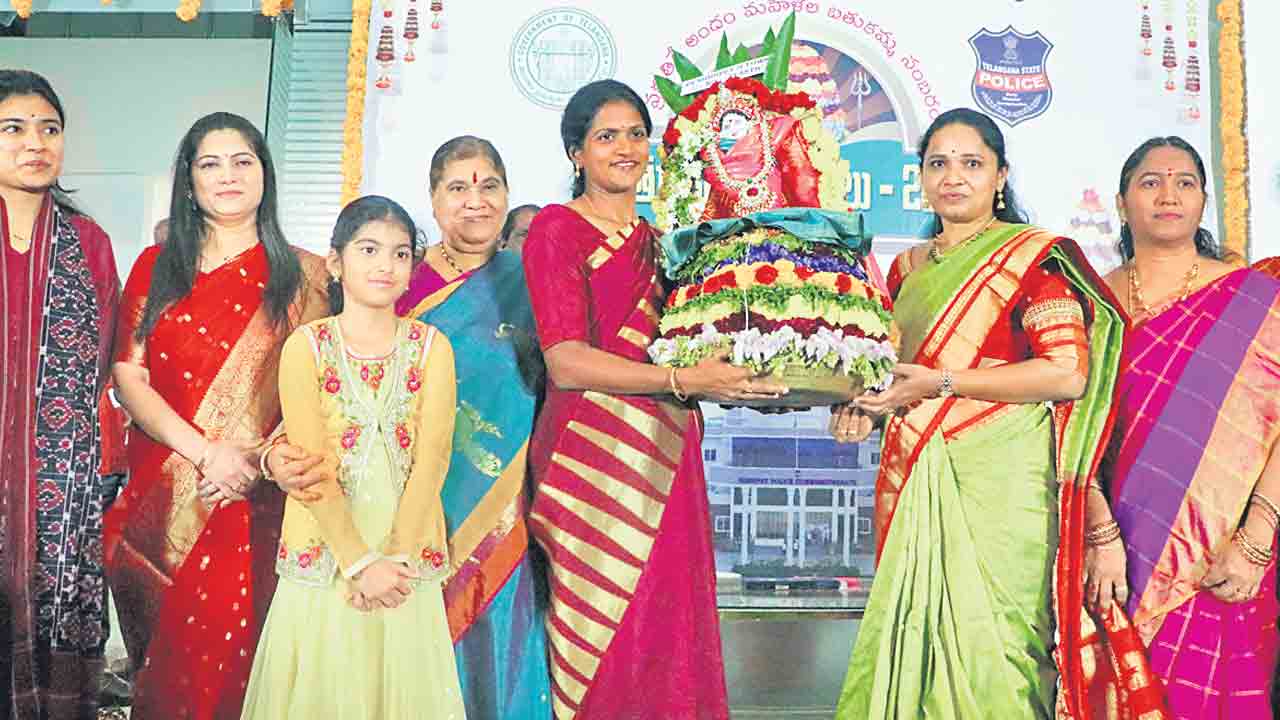 పూలను పూజించడం గొప్ప సంస్కృతి