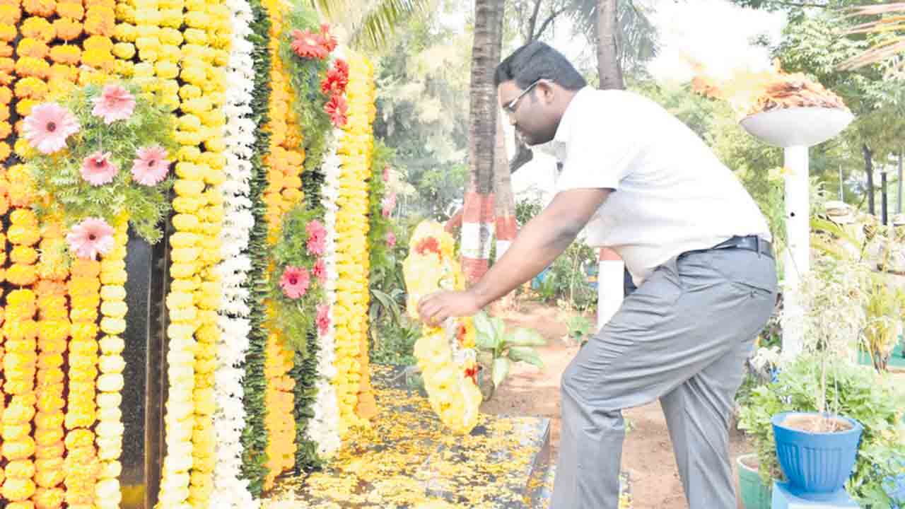 పోలీసు అమరవీరులకు ఘననివాళి