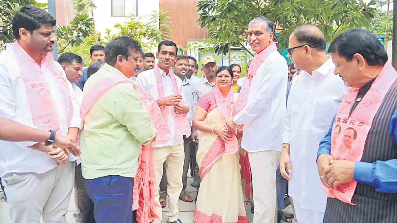 ఎన్నికల వేళ బీఆర్ఎస్లో భారీగా చేరికలు