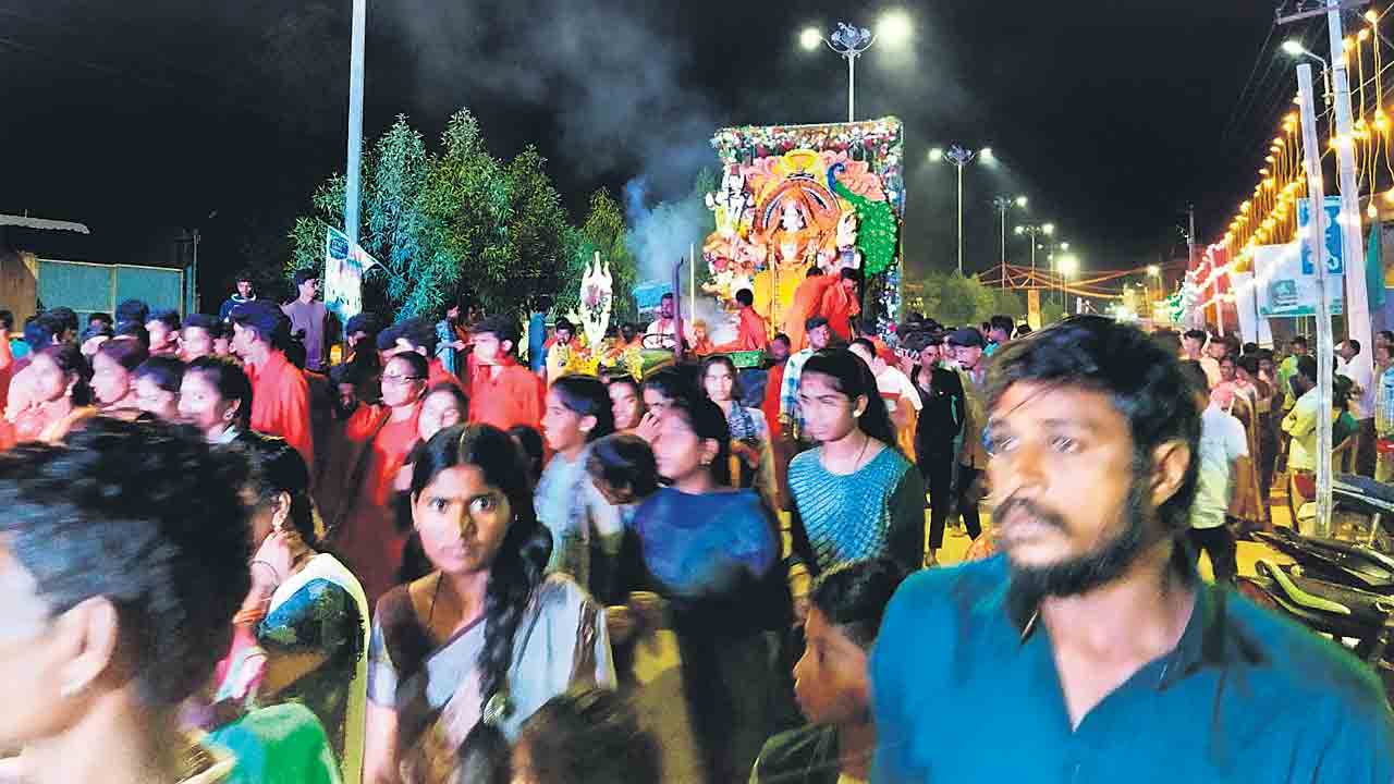 జగజ్జననికి జన హారతి