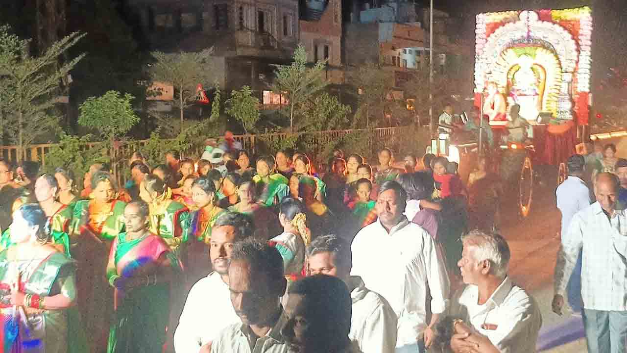 వైభవంగా వాసవీమాత శోభాయాత్ర