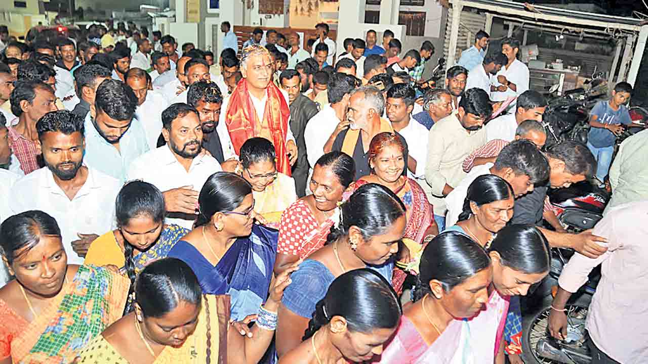 కాంగ్రెస్‌ పార్టీకి ప్రజలు గుణపాఠం చెప్పాలి