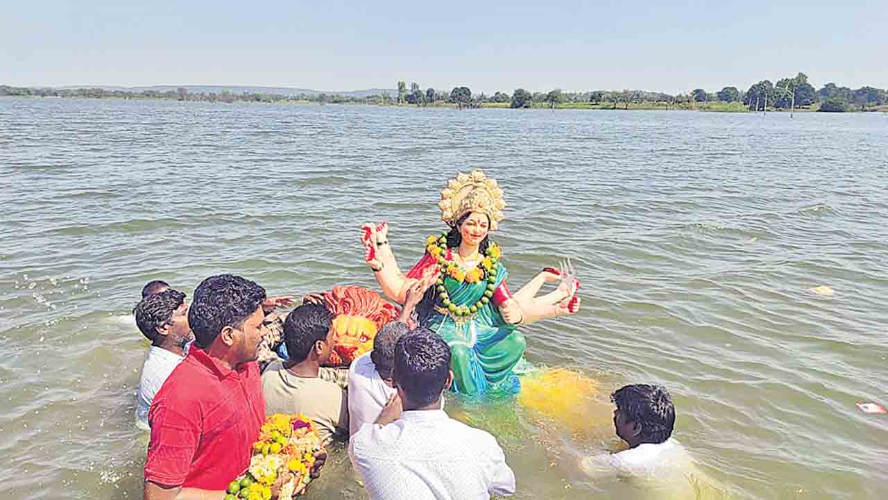 వైభవంగా అమ్మవారి శోభాయాత్ర