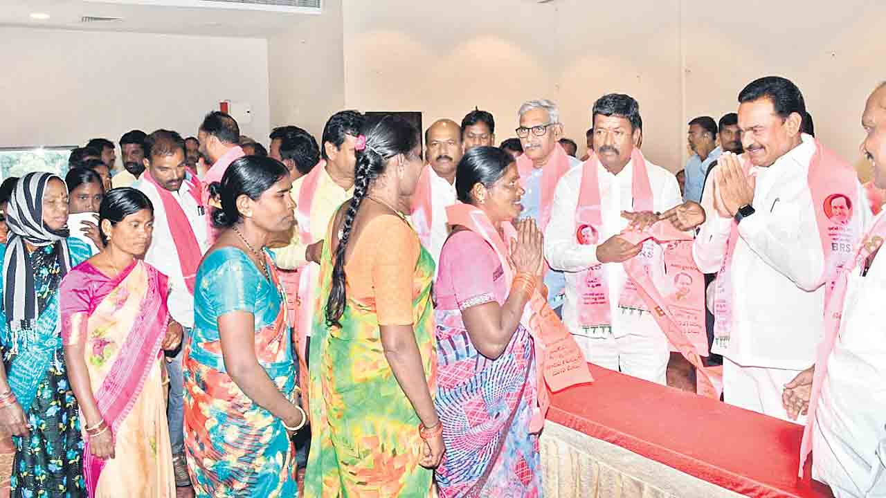 బీఆర్‌ఎస్‌లోకి భారీగా వలసలు