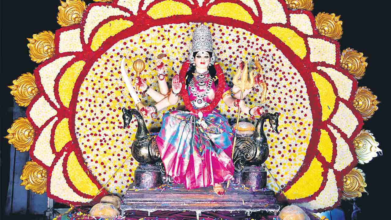 అమ్మ తరలే… భక్తులు తరించే