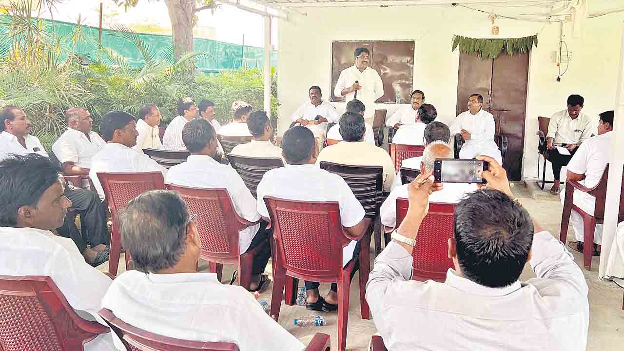 గులాబీకి అండగా