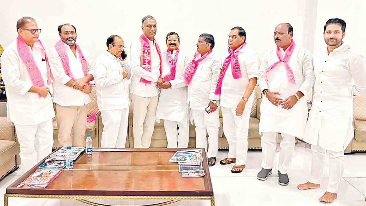 పటాన్‌చెరు బీజేపీకి ఝలక్‌