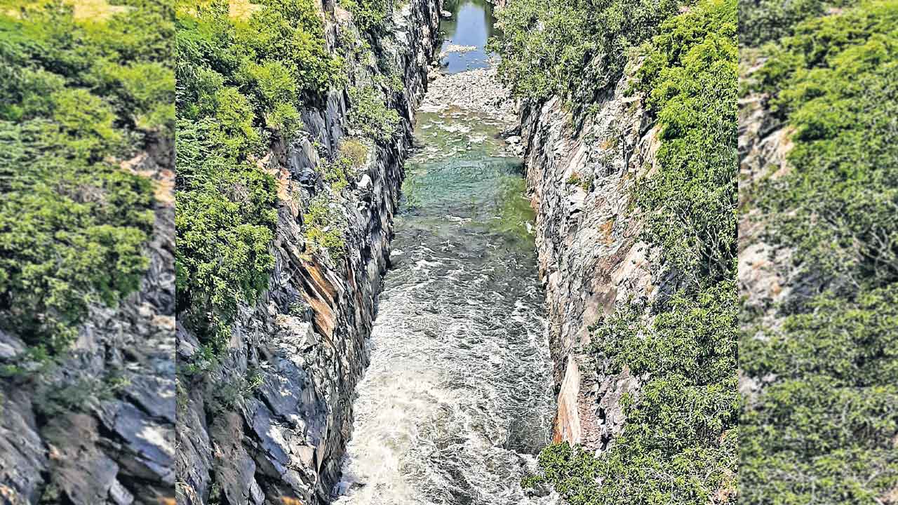 నాగార్జునసాగర్‌ ఎడమకాల్వకు నీటి విడుదల