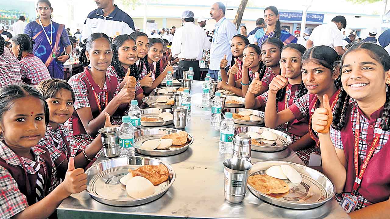బడిపిల్లలకు టిఫిన్లు
