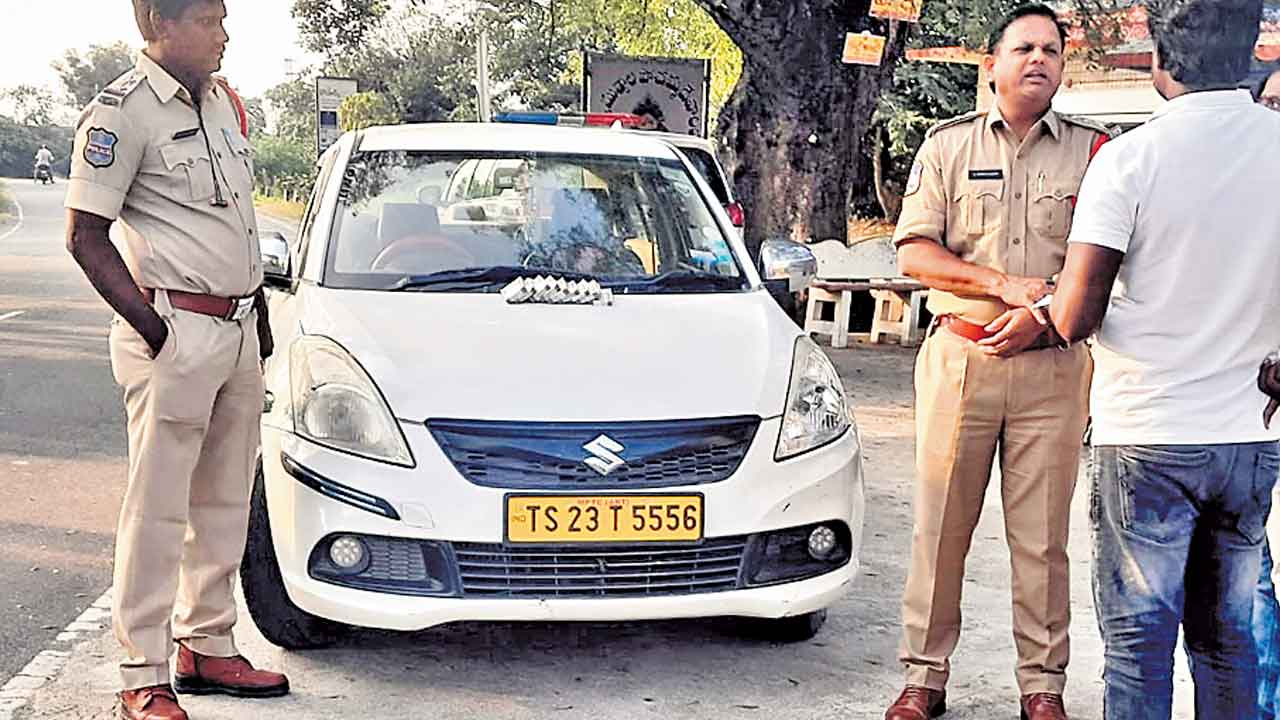 Congress | కాంగ్రెస్‌ నేత కారులో నోట్ల కట్టలు.. సిరిసిల్ల జిల్లా చందుర్తి వద్ద తనిఖీల్లో పట్టుబడ్డ 5.90 లక్షలు