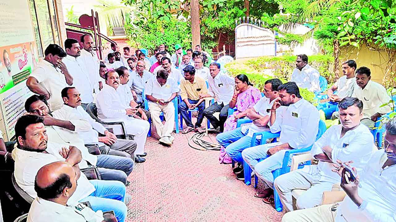 రేవూరికి టికెట్‌ ఇచ్చుడేంది?