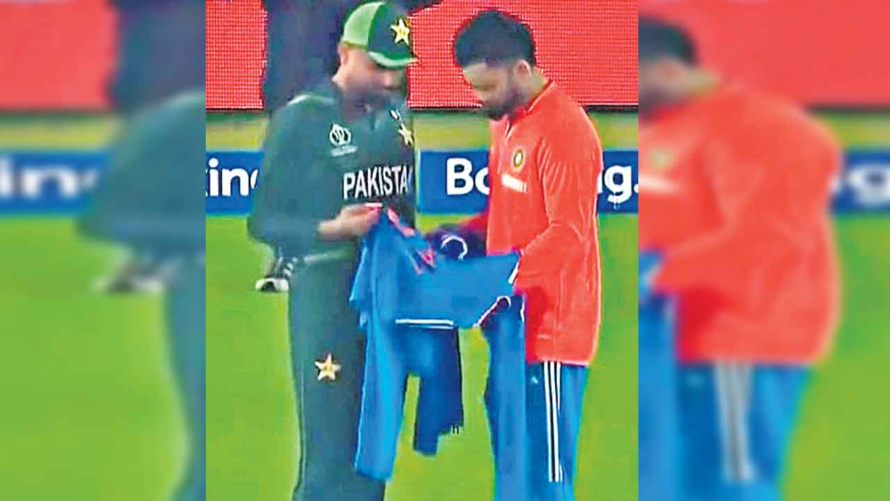 బాబర్‌కు విరాట్‌ కోహ్లీ స్పెషల్‌ గిఫ్ట్‌