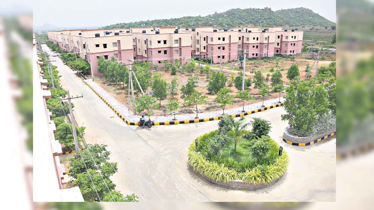 తలెత్తుకునేలా ఇల్లు..