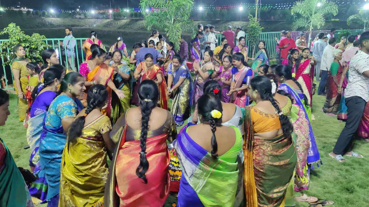 బతుకమ్మ సంబురం