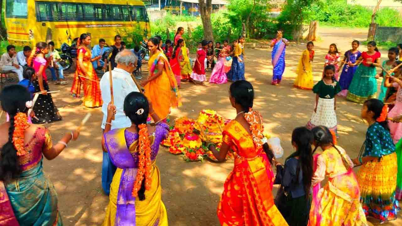 పాఠశాలత్లో పూల పండుగ