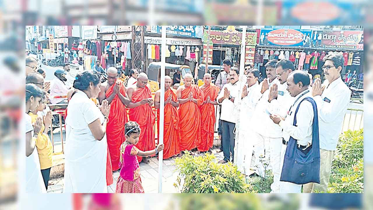 బౌద్ధ ధర్మాన్ని స్వీకరించాలి