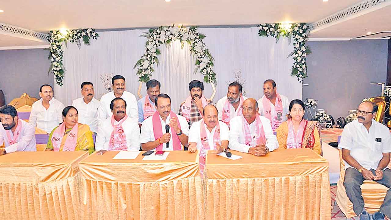 బెంగళూరుకు గులాములు కాంగ్రెస్‌ నేతలు..