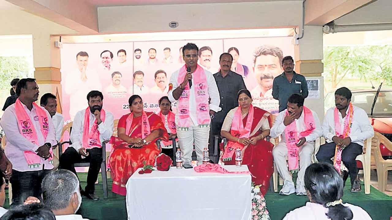 అభివృద్ధికి పట్టం కట్టండి