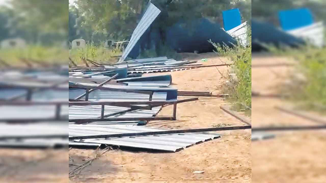 రూ.300 కోట్ల సర్కారు భూమికి ఎసరు