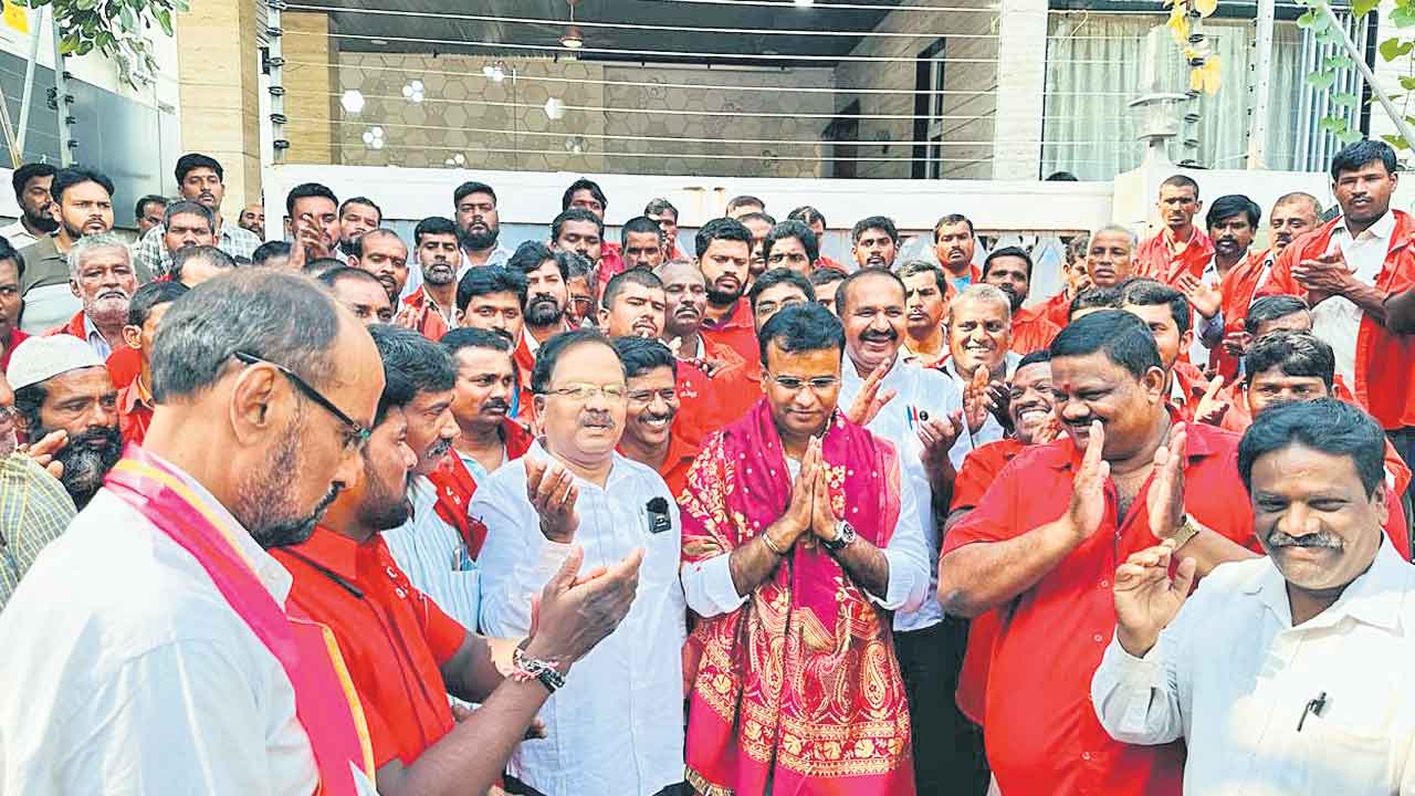 మీ వెంటే.. కార్మికలోకం…