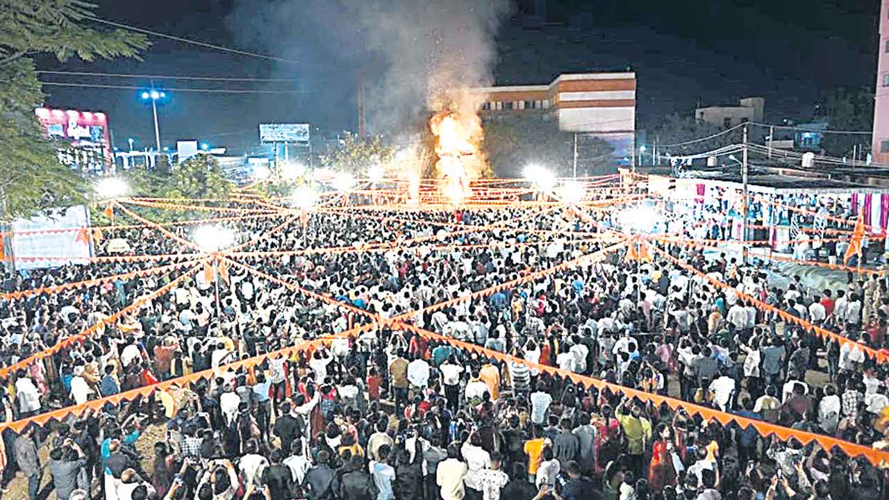 అంబరాన్నంటేలా దసరా సంబురాలు