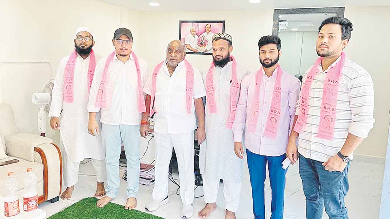 ఎమ్మెల్యే సమక్షంలో బీఆర్‌ఎస్‌లో యువకుల చేరిక