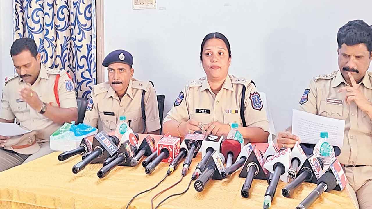 ఆస్తులు రాయించుకొని..ఇతరులతో సన్నిహితంగా ఉంటుందని..