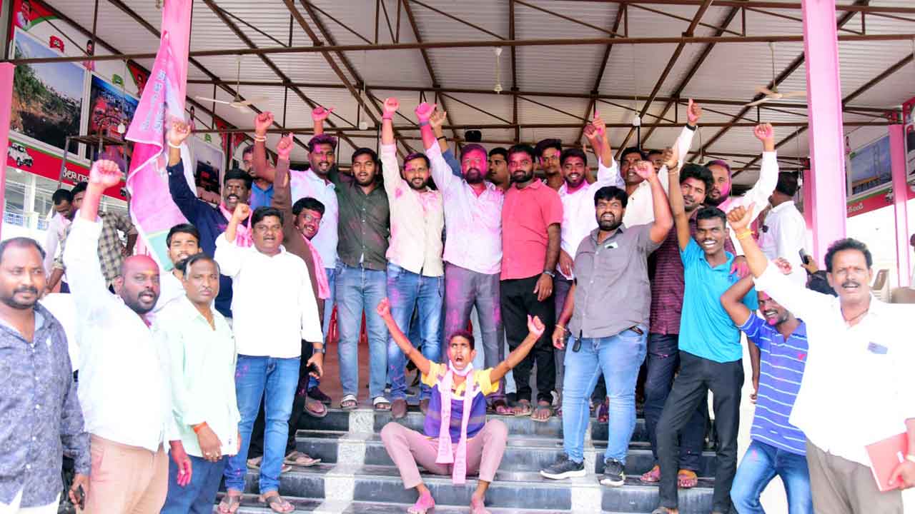 బీఆర్‌ఎస్‌ నాయకుల సంబురాలు