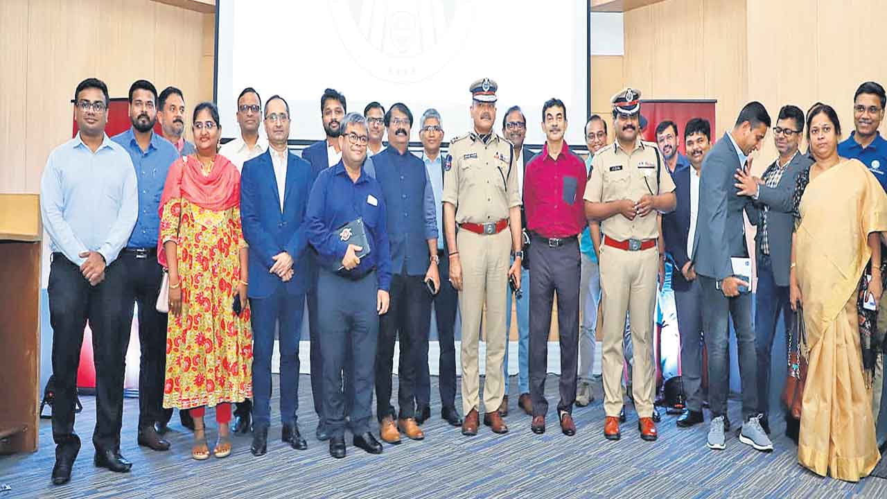 పోలీసులకు సవాల్‌గా సైబర్‌ నేరాలు