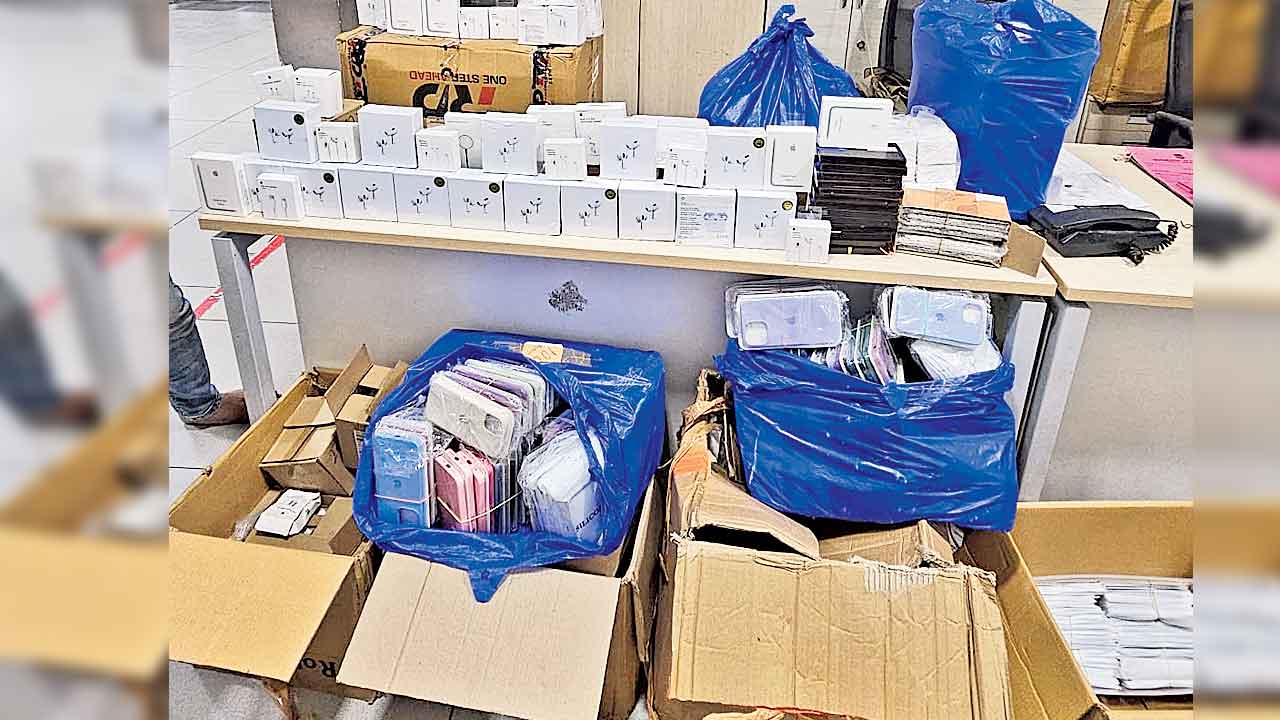 డూప్లికేట్‌ యాపిల్‌ ఫోన్‌ యాక్ససరీస్‌..