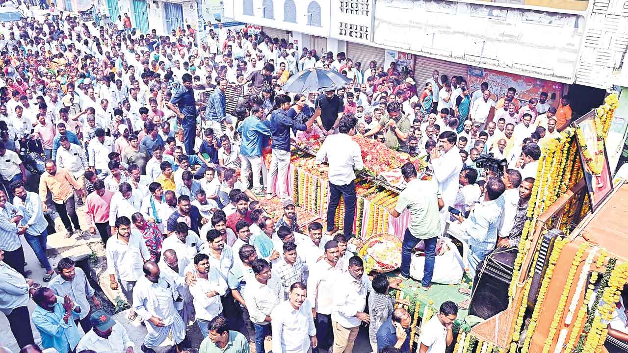 మంజులమ్మకు కన్నీటి వీడ్కోలు