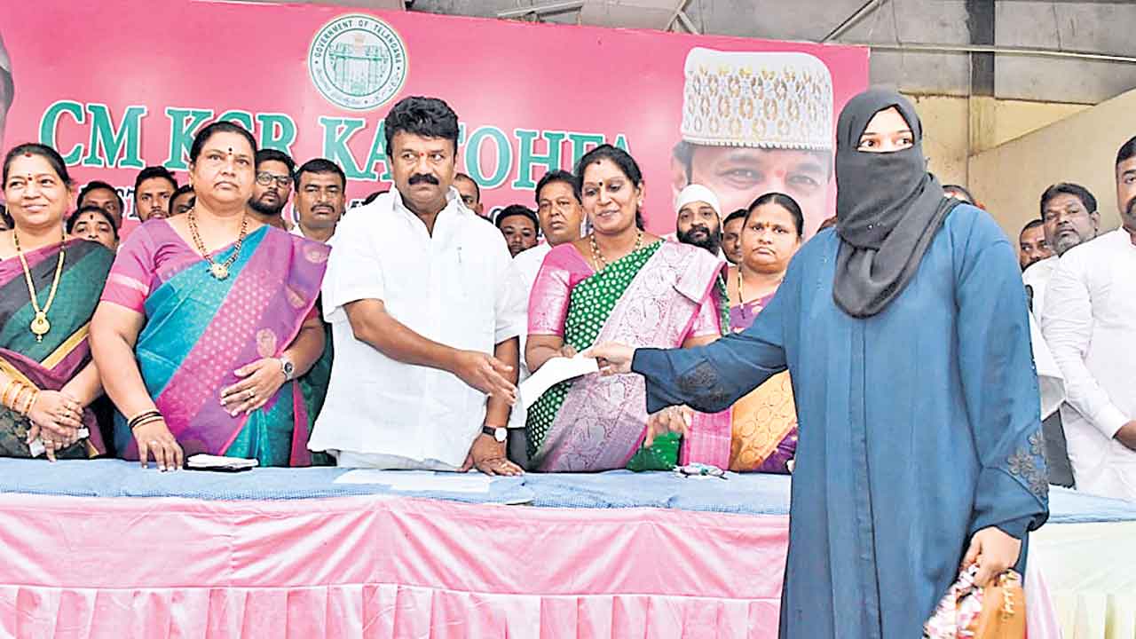 300 మందికి కుట్టుమిషన్ల పంపిణీ