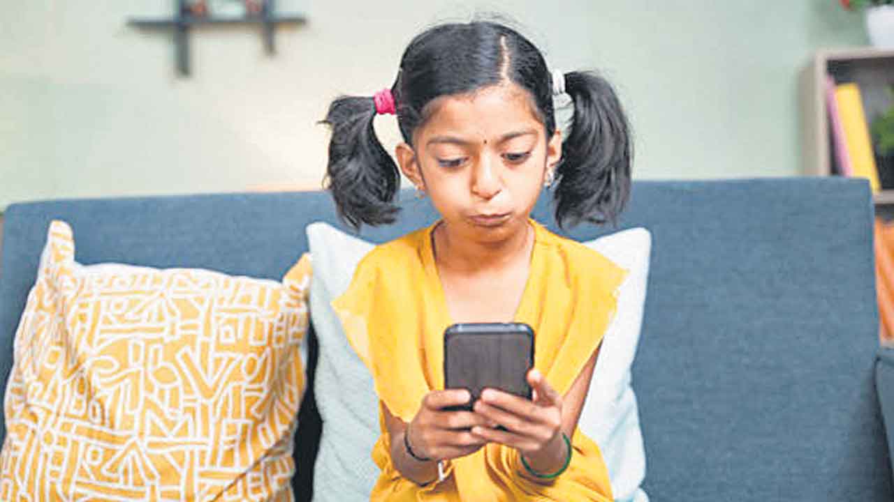 మొబైల్ ఫోన్ వాడకంతో పిల్లల్లో ఒత్తిడి, ఆందోళన