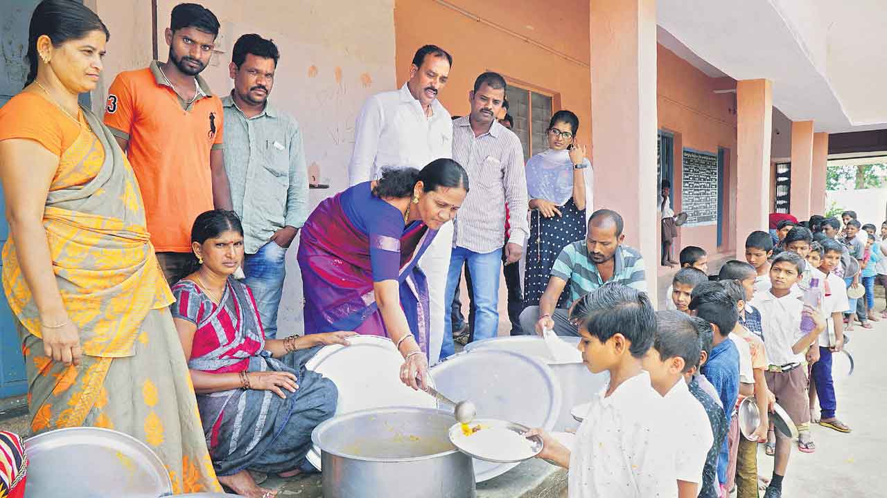 Telangana |  చదువుకు అండగా వసతులు మెండుగా.. దేశానికే రోల్‌మాడల్‌గా తెలంగాణ గురుకుల విద్య